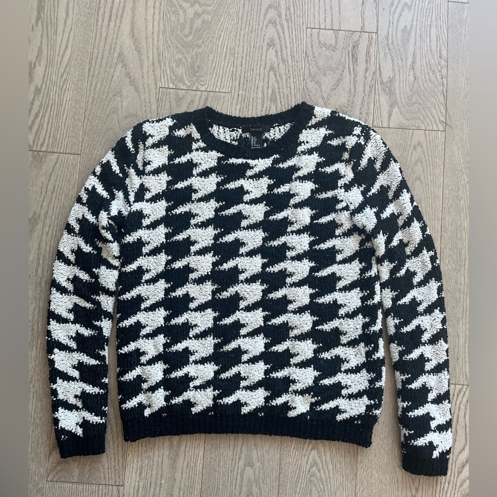 Forever 21 Women's Monochrome Knit Sweater in size S